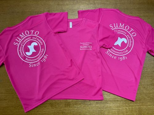 洲本商工会議所女性会様のTシャツ。ピンクのTシャツに白いロゴと文字を印刷しました。