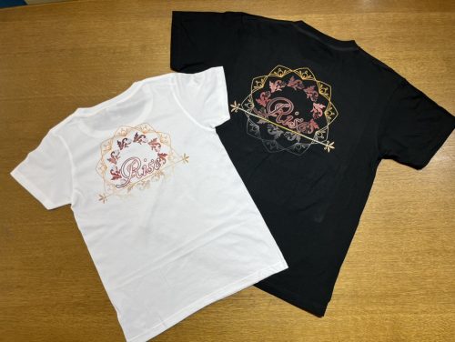 黒と白の生地のTシャツにRiseという文字を印刷しています